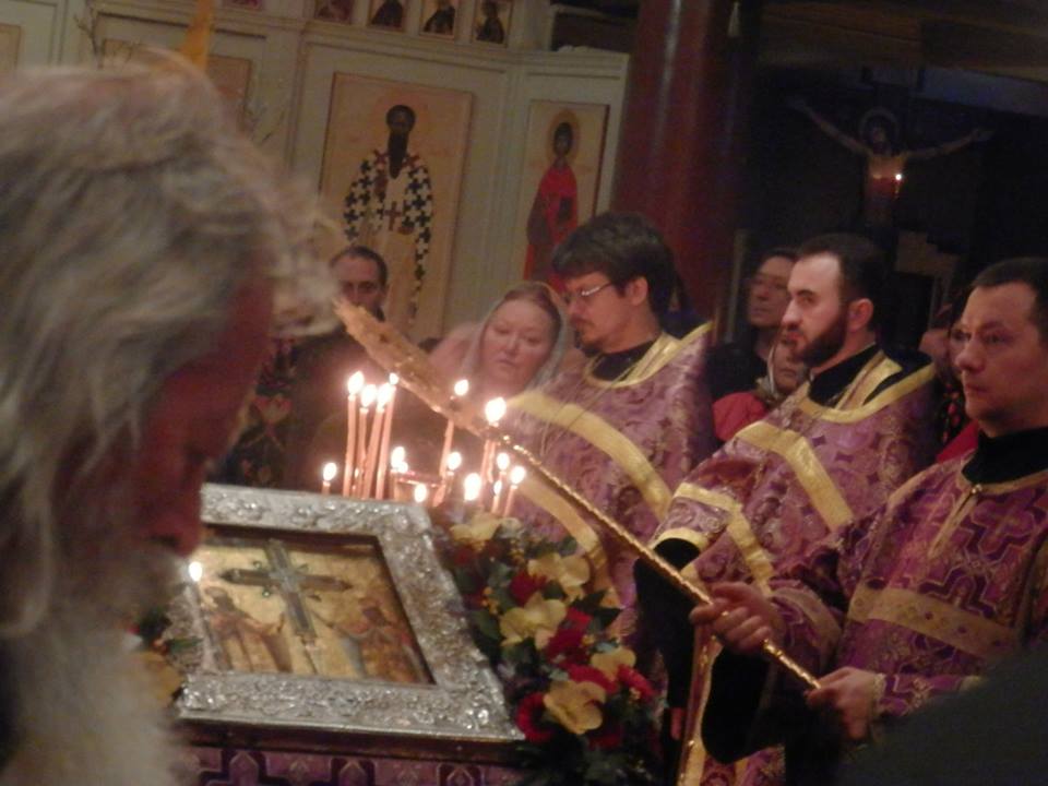 A liturgical fan was held over the relic of the True Cross.